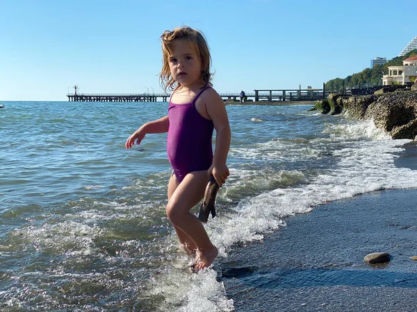 I bambini giocano su una spiaggia. Divertimento estivo in acqua per la famiglia — Foto Stock