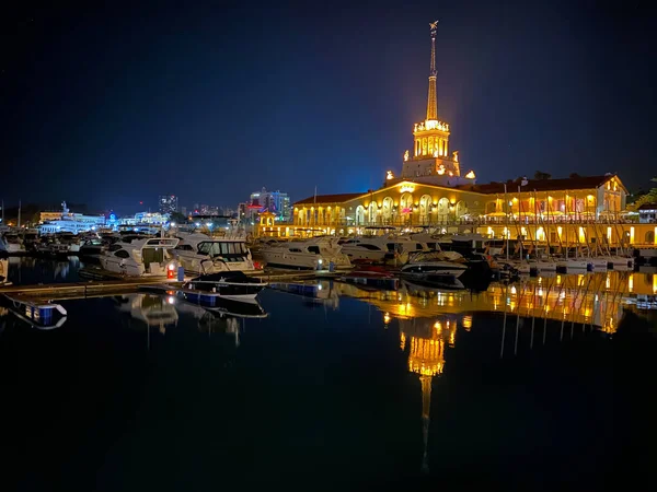 СОЧИ, РОССИЯ - 30 сентября 2019 года: Яхты в Сочи Grand Marina — стоковое фото