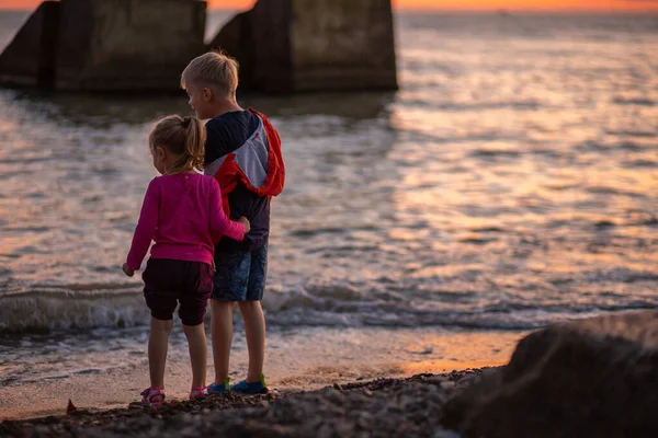 Silhouette of two children playing on the beach — Stock Photo, Image