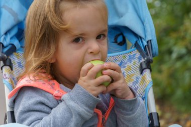 Çocuk elma yemeyi reddediyor.