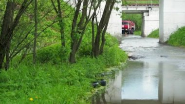 Banliyölerde su baskını, kurtarma ekipleri insanlara yardım ediyor.