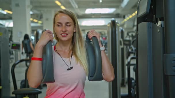 Wanita berlatih pada mesin di gym — Stok Video