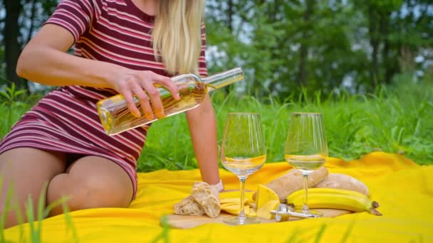 Žena relaxuje venku, nalévá víno do sklenice — Stock video