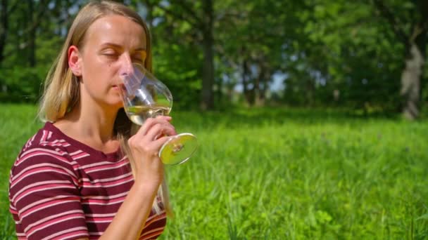 Vrouw ontspannen buiten, gieten wijn in het glas — Stockvideo