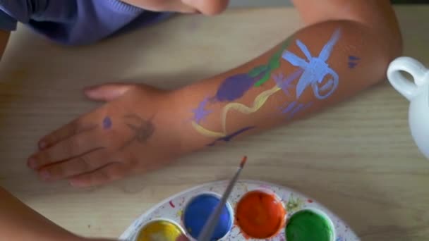 Μικρό κορίτσι ζωγραφίζει πινέλο στα χέρια — Αρχείο Βίντεο