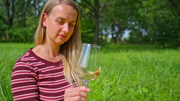 Femme se détendre à l'extérieur, verser du vin dans le verre — Video