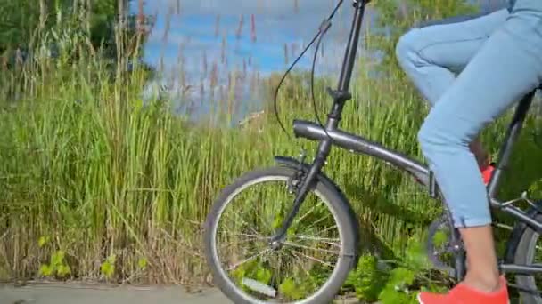 Close-up van de benen van de vrouw op de fiets in het landelijke landschap — Stockvideo