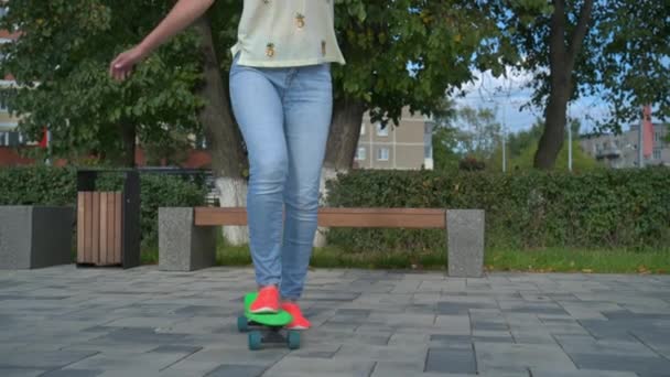 Ragazza cavalca uno skateboard nel parco — Video Stock