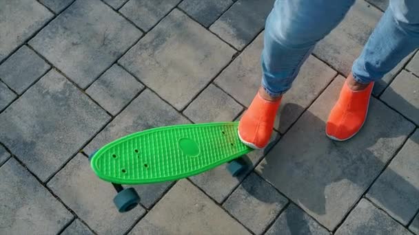 Ragazza cavalca uno skateboard nel parco — Video Stock