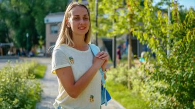 Sırt çantalı kadın turist şehir manzarasında yürüyor.