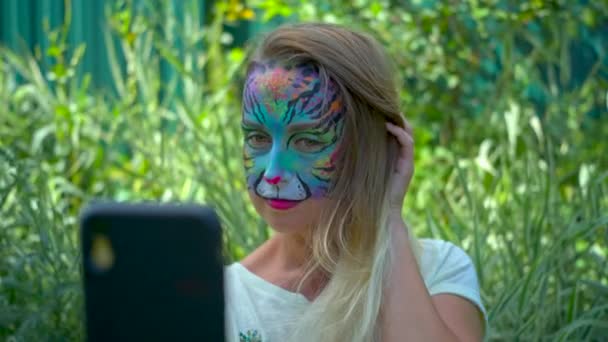 Kvinna med tecknad mask på ansiktet poserar — Stockvideo