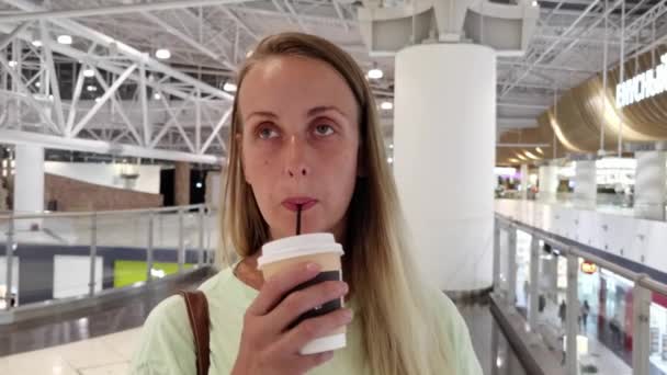 Mulher bebendo café no shopping — Vídeo de Stock