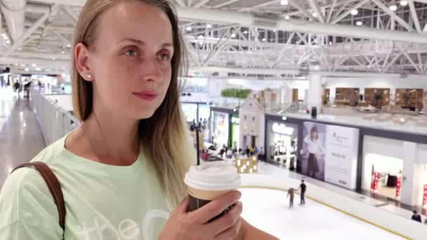 Mulher bebendo café no shopping — Vídeo de Stock