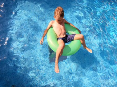 Şirin küçük çocuk havuzda rahatlıyor.