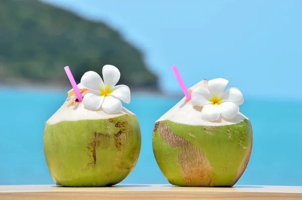 Tropikalne Świeży Kokos Koktajl Plumeria Urządzone Tropikalny Karaibów — Zdjęcie stockowe