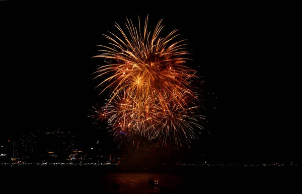 川のお祝いのため美しい花火 — ストック写真