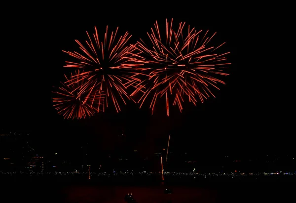 夜の空と湖の反射とカラフルな花火は美しい — ストック写真