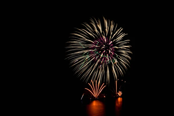 川のお祝いのため美しい花火 — ストック写真