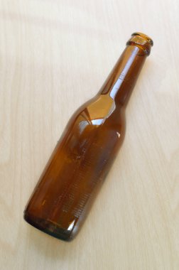 Ahşap arka plan üzerinde eski bira şişesi