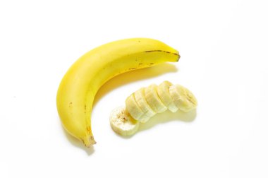 Beyaz arka planda izole edilmiş muz dilimleri 