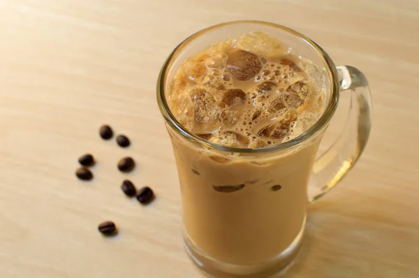 Caffè Freddo Con Ghiaccio Vetro Fondo Legno — Foto Stock