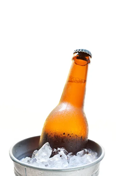 Botella Vidrio Cerveza Cubo Metal Aislado Sobre Fondo Blanco — Foto de Stock