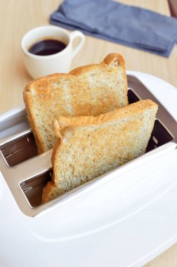 Ekmek kızartma makinesi kahve ile ekmek dilimleri