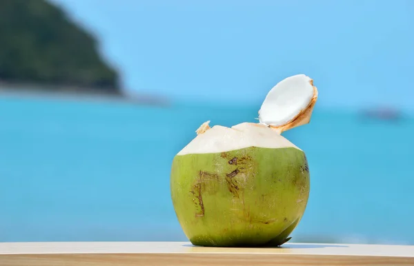 Bebida Coco Verde Playa Tropical — Foto de Stock