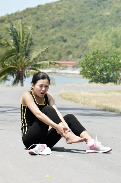 Woman Injured While Running Jogging Road Country Sunny Day — Stock Photo, Image