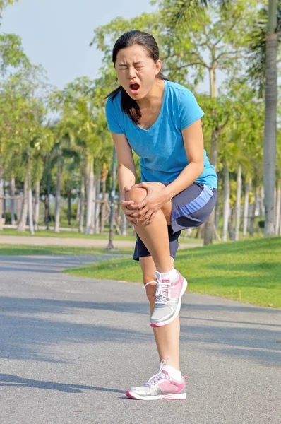 Woman Runner Hold Her Sports Injured Knee — Stock Photo, Image