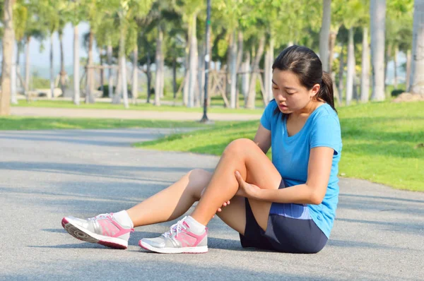 跑步者运动膝伤 女子在公园跑步时疼痛 — 图库照片