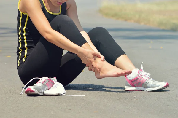 Young Woman Suffering Ankle Injury While Exercising Running — Stock Photo, Image