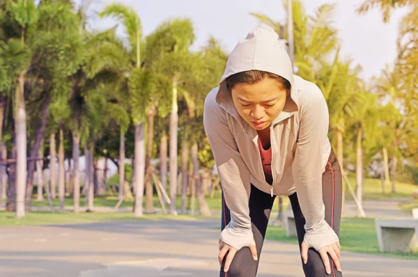 Tired Female Runner Sweating Breathing Running Hard Garden Road — Stock Photo, Image