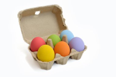 Beyaz arka plan üzerinde izole karton Boyalı Paskalya yumurtaları