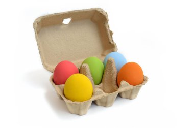 Renkli Paskalya yumurta karton kutuda.