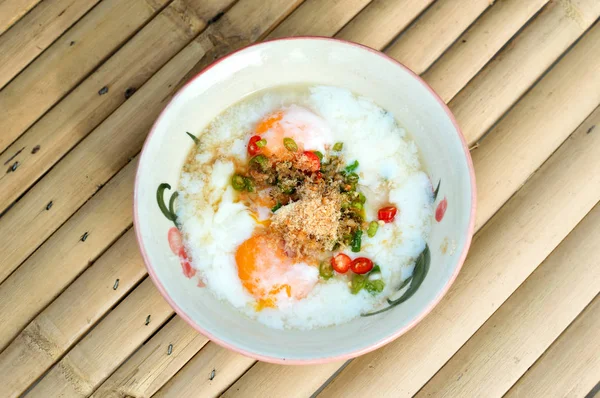 ソフトゆで卵をミネラルウォーター ミックスで酸っぱい 甘い唐辛子ソース タイ料理 — ストック写真