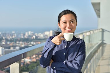 İş kadını arıyor düşünerek süre fincan kahve içecek tutun 