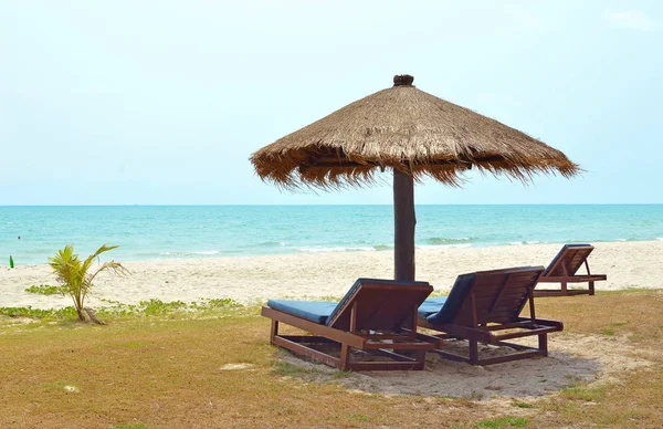 Zomer Vakantie Vakantie Reisinformatie Concept Strandstoelen Parasol Het Eiland Trad — Stockfoto