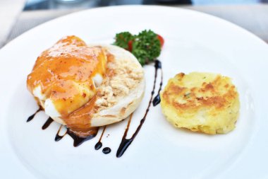 Lezzetli yumurta benedict rendesi domuz eti ile