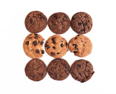 Beyaz arka plan üzerinde izole çikolata ile yuvarlak kurabiye