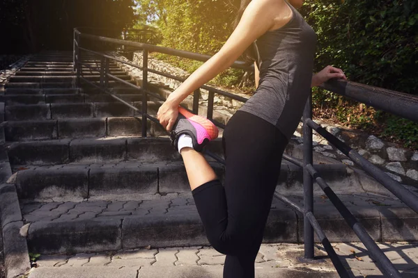 Young Woman Runner Stretching Legs Began Her Run — Stock Photo, Image