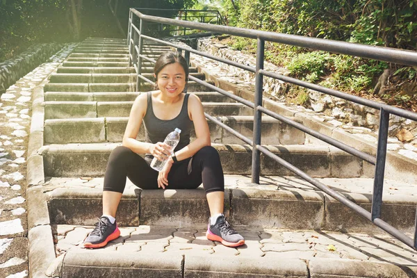 Sporty Asian Woman Sitting Outdoors Resting Drinking Water Bottle Morning — Stock Photo, Image