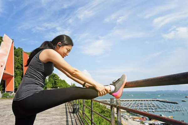 Woman Stretching Her Leg Running Sunny Day — Stock Photo, Image