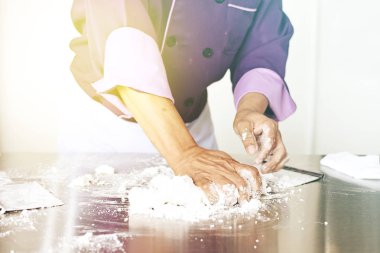 Yemek pişirmek için un Şef hazırlar