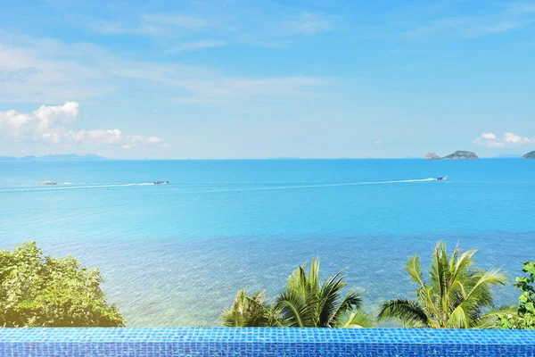 Genieten van het prachtige uitzicht op zee in luxehotel — Stockfoto