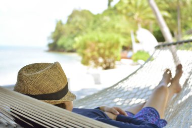 Hamak rahatlatıcı tatil şapkalı kadın