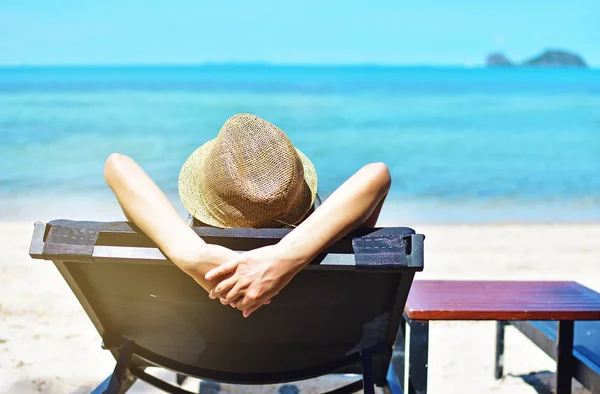 Летний образ жизни женщины, отдыхающей в шезлонгах на пляже — стоковое фото