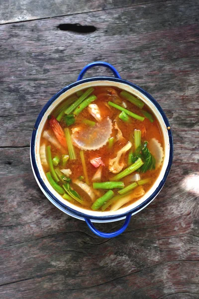 Scharfe würzig-saure thailändische Suppe mit gemischtem Gemüse. — Stockfoto