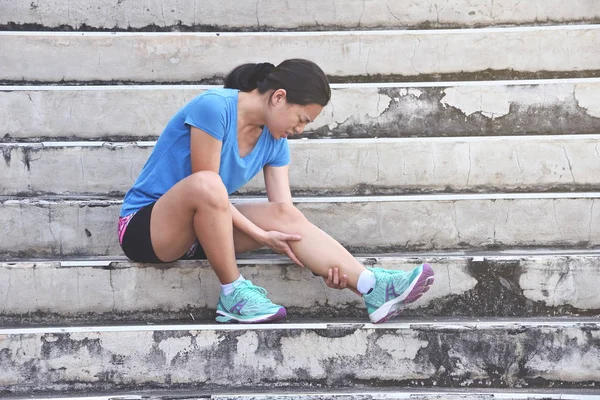 Asian runner female having knee ache and problem after running a — Stock Photo, Image