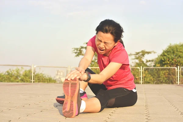 Woman Suffering From Pain In Leg After Workout — Stock Photo, Image